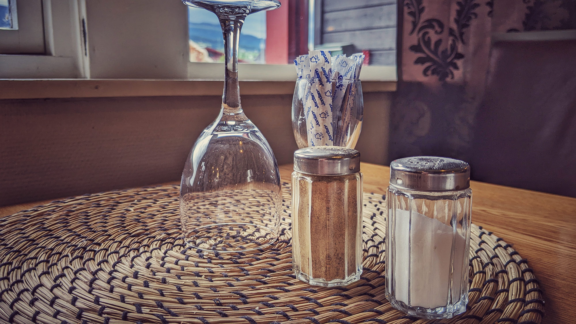 Restaurant table, retro look. Sødorp Gjestgivergård, Vinstra. Google Pixel 3 XL, Snapseed, July 2022.