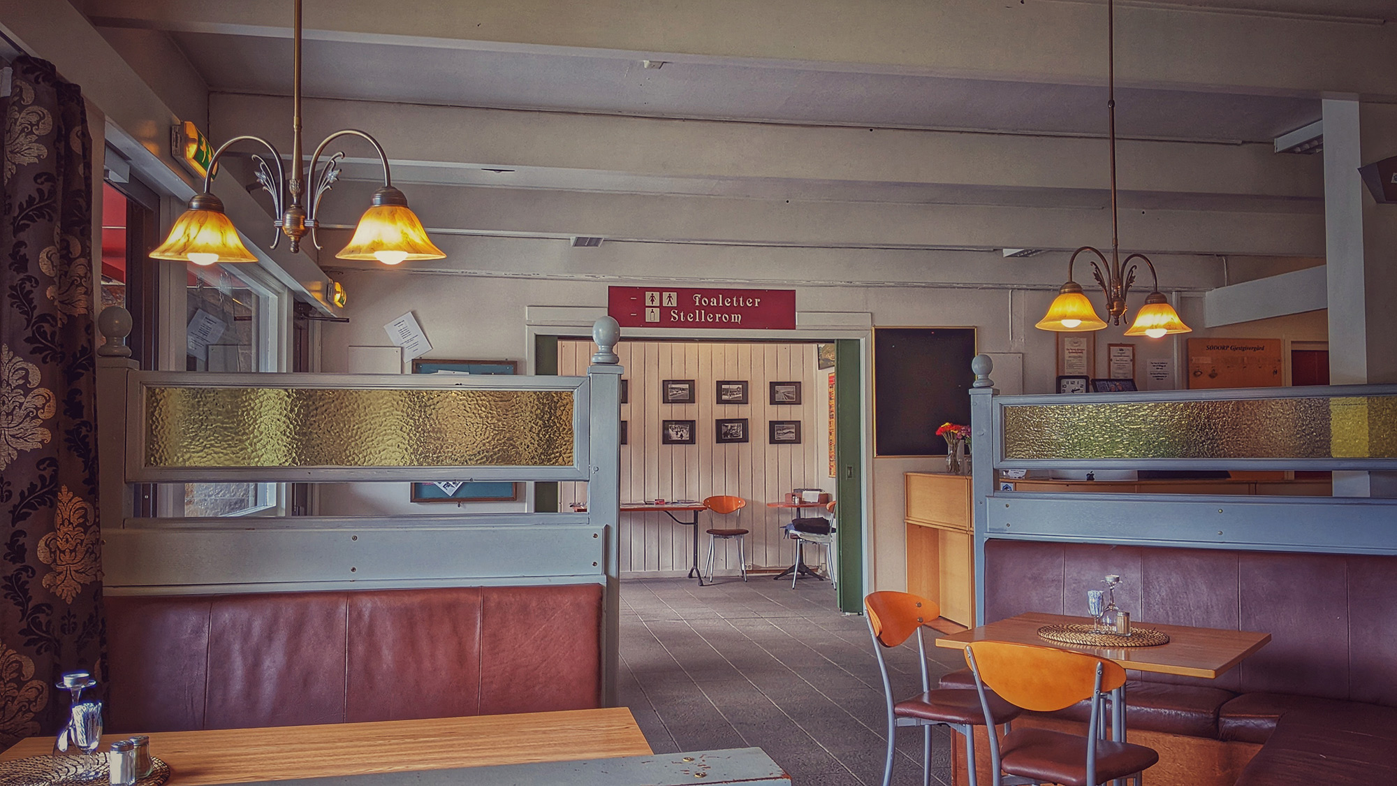 Restaurant interior retro look. Sødorp Gjestgivergård, Vinstra. Google Pixel 3 XL, Snapseed, July 2022.